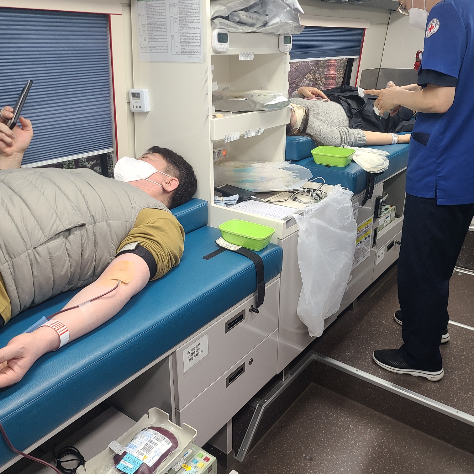 헌혈 중인 레포츠파크 직원들